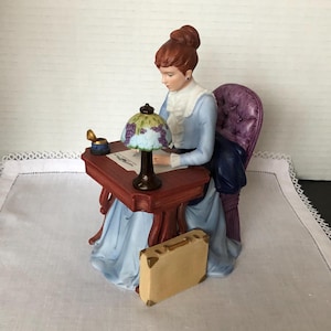 Figurine en porcelaine Avon 1985 Albee Award ; Femme à son bureau en train d&#39;écrire ; 6 1/2&quot; de haut