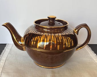 Sadler brown and gold teapot; made in Staffordshire, England ca 1937-1960s