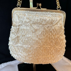 Bolso de noche o cartera vintage Walborg con cuentas hechas a mano en color blanco roto con asa y marco en tono dorado; mediados de siglo; fabricado en Hong Kong