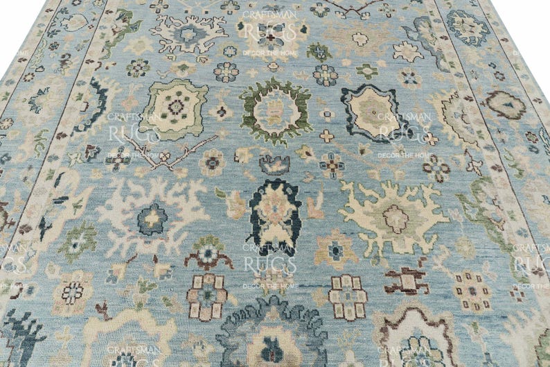 Pu&ograve; includere: Un tappeto azzurro con un intricato motivo floreale. Il tappeto presenta vari disegni floreali e geometrici nei toni del crema, verde e marrone. Il tappeto &egrave; realizzato in un materiale morbido ed &egrave; adatto per soggiorni e camere da letto.