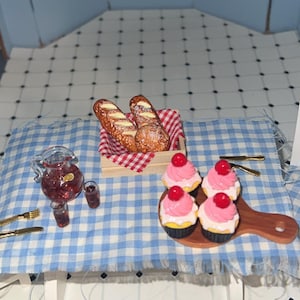 Mini-harscupcakes voor poppenhuis | 4-delige miniatuurdessertset | Nepcupcakes van 17 x 26 mm | Kleine bakkerssnoepjes voor muispoppen, displays