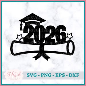 Może przedstawiać: Czarny projekt SVG o tematyce ukończenia szkoły z rokiem 2026, czapką absolwenta, gwiazdami i zwojem dyplomu. Projekt zawiera tekst "ShopSVG GirlShop SVGirl" oraz informacje o typie pliku: SVG, PNG, EPS i DXF.