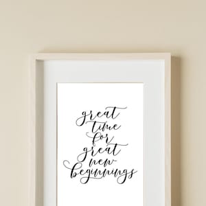 Pode incluir: Uma impressão emoldurada branca com caligrafia preta que diz "great time for great new beginnings".
