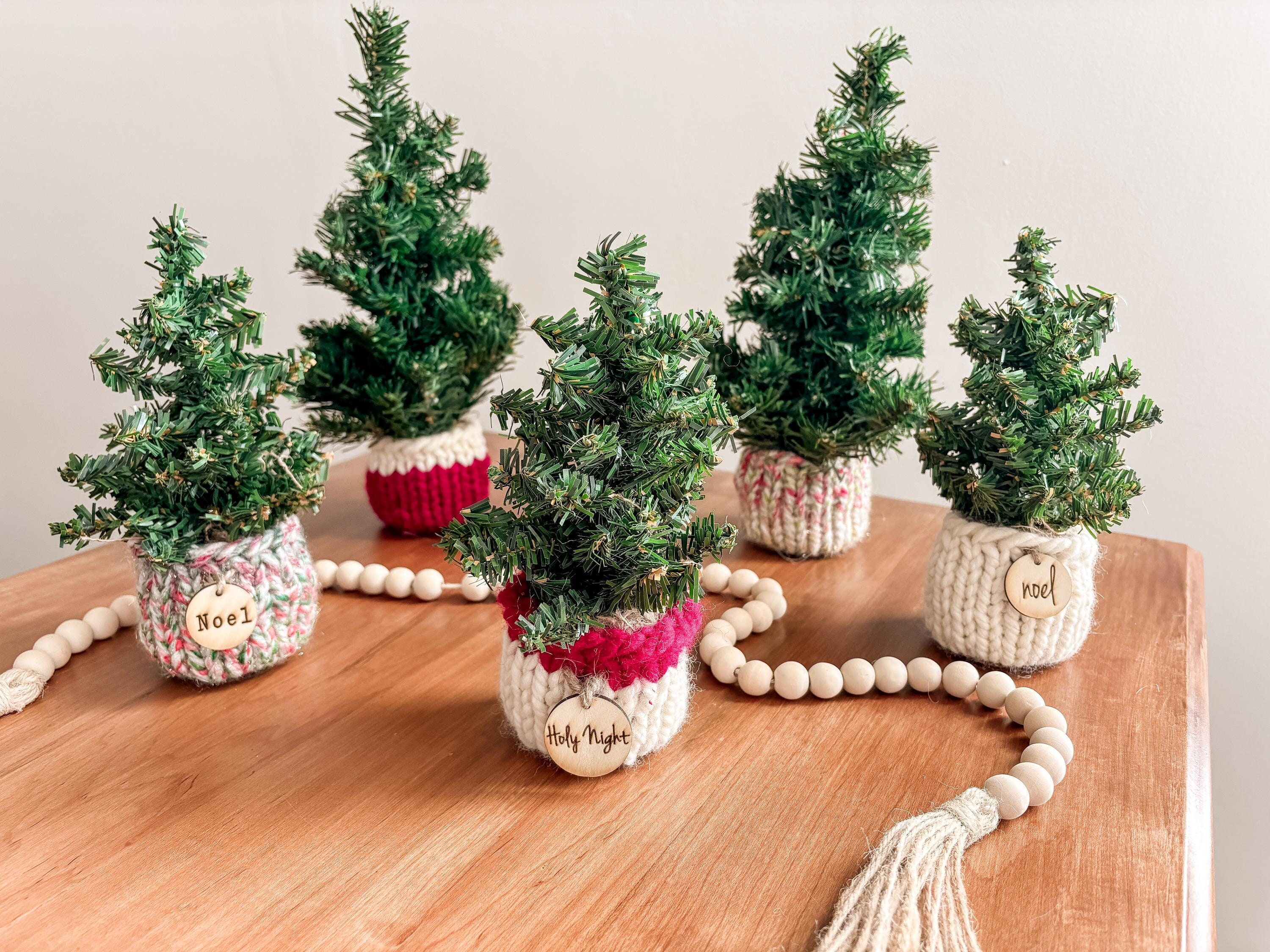 Miniárboles de Navidad personalizados: Suéter de punto acogedor, etiqueta de madera grabada