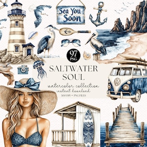 Pode incluir: Ilustração em aquarela com tema costeiro. Apresenta um farol, pássaros, uma carrinha vintage com uma prancha de surf e uma mulher com um chapéu de sol. Inclui o texto "Sea You Soon" e "Saltwater Soul".