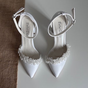 Sapatos de casamento com pérolas, tiras brancas no tornozelo, sapatos de casamento brancos, sapatos de noiva brancos, sapatos de noiva, saltos altos brancos, sapatos de casamento para noiva