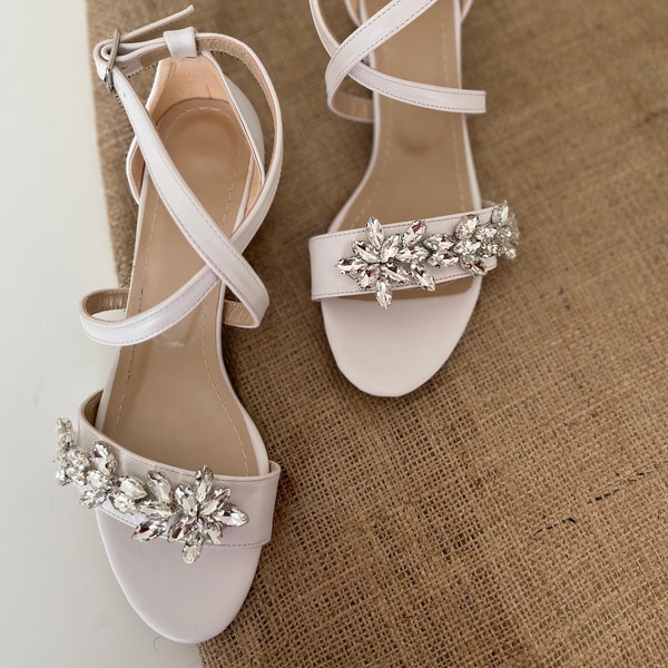 Cinturino alla caviglia bianco, tacchi a blocchi bianchi, scarpe da sposa personalizzate, scarpe da sposa bianche, scarpe da sposa per la sposa, scarpe da sposa ricamate