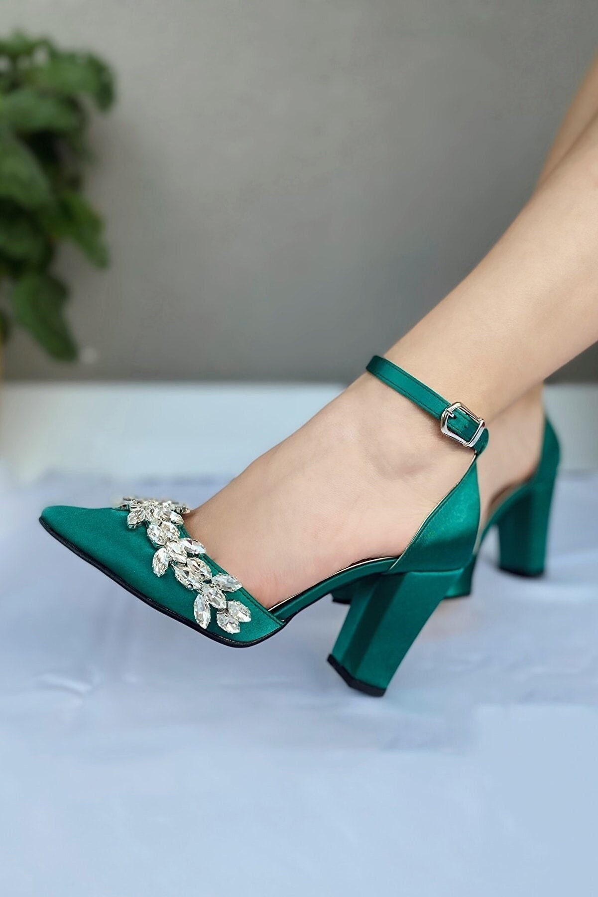 Sina - Olive Green Velvet Heels – Prologue Shoes