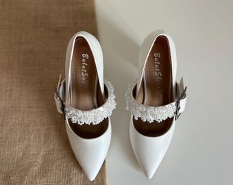 Cinturino alla caviglia con perle, scarpe da sposa, tacchi a blocco bianchi, décolleté da sposa
