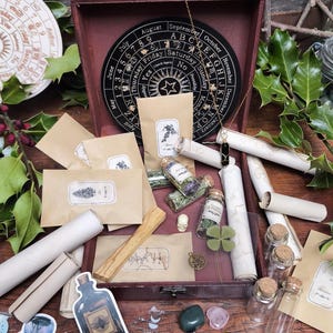 Witch box SURPRISE - Kit de Sorcellerie (wicca, ésotérisme, witchcraft, sorcière, pendule, planche de divination..)