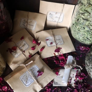 Hexerei-Zutaten + Ritualrolle (Zauberkräuterbeutel, Zaubertrank, Apotheker, Esoterik, Wicca, Hexenset...)