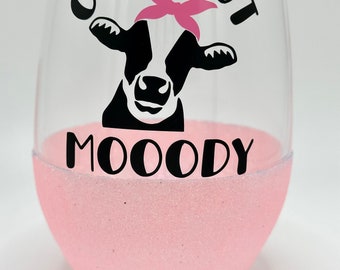 20.5 fl oz glitter dipped wine glass for cow lovers, able to be personalized
