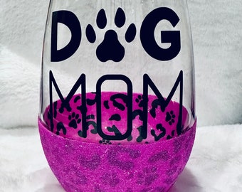Customizable Glitter Wine Glass – Dog Mom Leopard Print, 20.5 oz