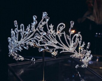 Hermosa tiara de fiesta nupcial hecha a mano con diseño de Ellie con diamantes de imitación, cristal y pedrería