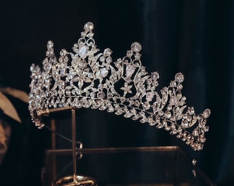 Handgefertigtes, wunderschönes Braut-Party-Königin-Tiara-Kronen-Haarband im Ellie-Design mit künstlichen Diamanten, Kristall, Strasssteinen und 3A-Zirkonia