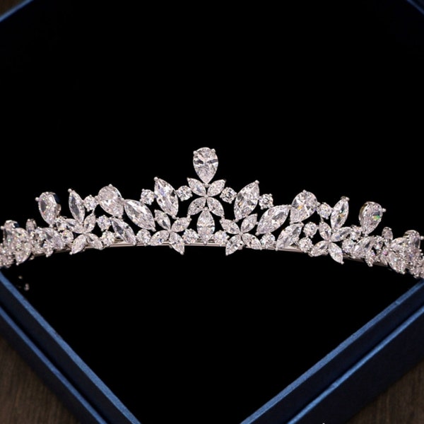 Handmade Beautiful Bridal Party Tiara Crown Hairband Ellie Design with Simulated Diamonds, Crystal, Rhinestones.