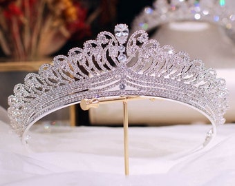 Handmade Beautiful Bridal Party Tiara Crown Hairband Ellie Design with Simulated Diamonds, Crystal, Rhinestones