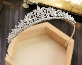 Diadema con corona de tiara para fiesta nupcial hecha a mano, diseño de Ellie con diamantes de imitación, cristal y diamantes de imitación