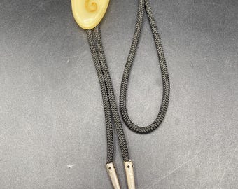 Corbata bolo con un escorpión real en su interior y borlas plateadas.