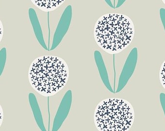 Op de afbeelding: Een naadloos patroon met witte bloemen met blauwe centra op een licht beige achtergrond. De bloemen hebben een eenvoudig, gestileerd ontwerp en zijn gerangschikt in een herhalend patroon.