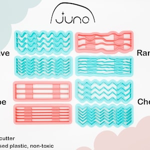 Op de afbeelding: Set van acht 3D-geprinte koekjesvormen in blauw en roze. De vormen zijn in de vorm van golven, strepen en chevron. De tekst "Juno" is bovenaan de afbeelding gedrukt. De tekst "3D PRINTED cutter" en "PLA plant-based plastic, non-toxic" is onderaan de afbeelding gedrukt.