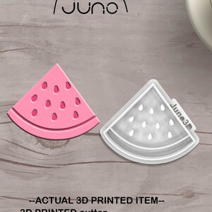 Può includere: Un tagliapasta a forma di fetta di anguria rosa stampato in 3D. Il tagliapasta è realizzato in plastica PLA a base vegetale ed è atossico. --ACTUAL 3D PRINTED ITEM-- 3D PRINTED cutter PLA plant-based plastic, non-toxic