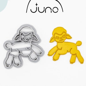 Può includere: Due stampini per biscotti a forma di agnello stampati in 3D. Uno è bianco e l'altro è giallo. Gli stampini sono realizzati in plastica vegetale PLA e sono atossici.