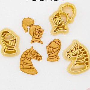 Peut inclure: Ensemble de six emporte-pièces imprimés en 3D en forme de casques de chevalier et de chevaux. Les emporte-pièces sont en plastique végétal PLA et sont non toxiques.
