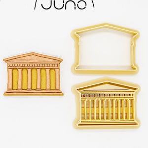 Puede incluir: Un conjunto de tres cortadores de galletas impresos en 3D con forma de templos griegos antiguos. Los cortadores están hechos de plástico vegetal PLA y son no tóxicos. Los cortadores están en tonos de amarillo y naranja.