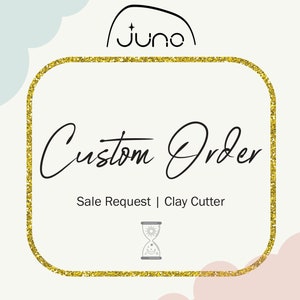 Peut inclure: Un cadre doré pailleté avec le texte "Custom Order" et "Sale Request | Clay Cutter" à l'intérieur. Un sablier avec un motif soleil et lune se trouve sous le texte.