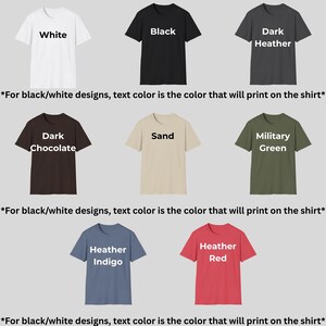 以下が含まれることがあります： 9色の異なるTシャツが表示されており、それぞれ前面に異なる色の名前が印刷されています。色は白、黒、ダークヘザー、ダークチョコレート、サンド、ミリタリーグリーン、ヘザーインディゴ、ヘザーレッドです。テキストは「黒/白のデザインの場合、テキストの色はTシャツに印刷される色です*」と書かれています。
