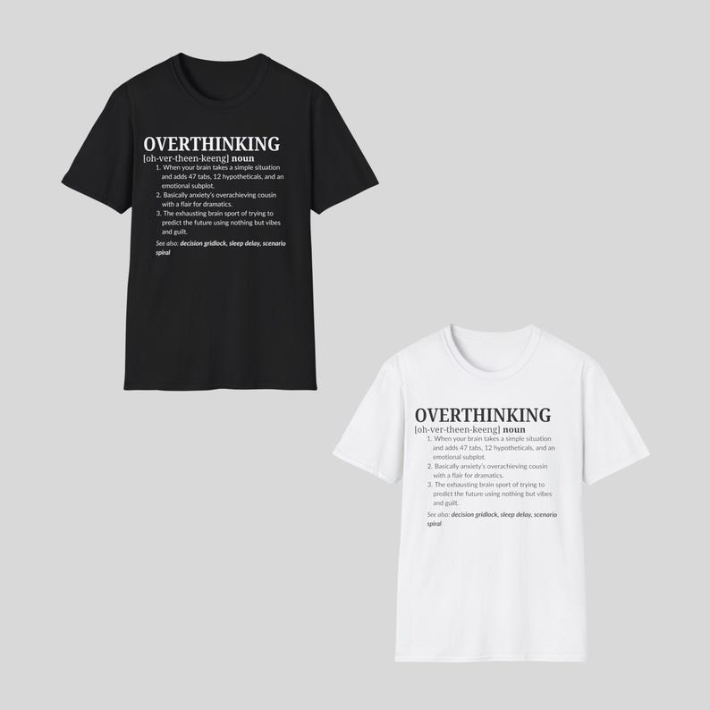 以下が含まれることがあります： 黒と白の2枚のTシャツ。それぞれに白い文字で「OVERTHINKING」と書かれています。その下に、考えすぎることの定義があります。Tシャツは半袖で、綿でできているようです。