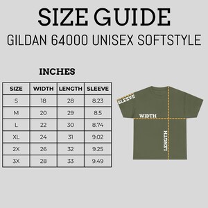 以下が含まれることがあります： Gildan 64000 Unisex Softstyle Tシャツのサイズガイド。Sから3XLまでのサイズについて、幅、丈、袖丈のインチ単位の測定値を表にしています。オリーブグリーンのTシャツが表示されています。