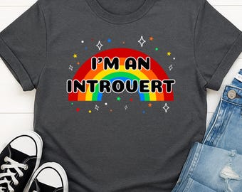 面白い内向型Tシャツ｜社交不安症の人へのギフト｜気まずい頭脳のための皮肉なTシャツ｜共感できるメンタルヘルスグッズ｜ドライユーモア｜レインボースパークル