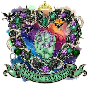 Può includere: Grafica digitale con un design a forma di cuore, con una mano verde che tiene una sfera di cristallo. Il cuore è decorato con gemme verdi e viola, perle e viti spinose. Il testo "WICKEDLY ENCHANTED" è su uno striscione sottostante, con "PNG FILE".