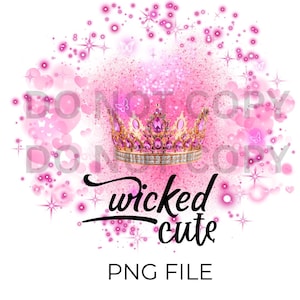 Può includere: Immagine digitale di una corona d'oro ornata di gemme rosa, su uno sfondo rosa glitterato e a forma di cuore. Le parole "wicked cute" sono scritte in corsivo, con "PNG FILE" sotto.