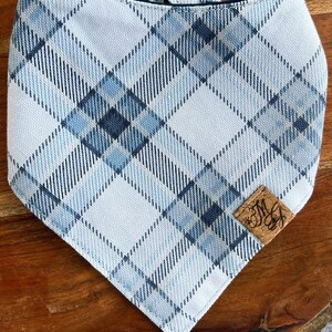 Bandana azul xadrez para cães: Bandana reversível para animais de estimação com amarras.