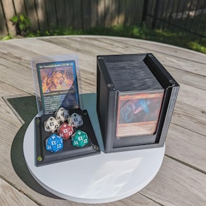 Premium Commander Deck Box – Magnetic Dice Tray Lid, Top Loader Display, Fits 100 Double-Sleeved MTG Cards – 3D Printed