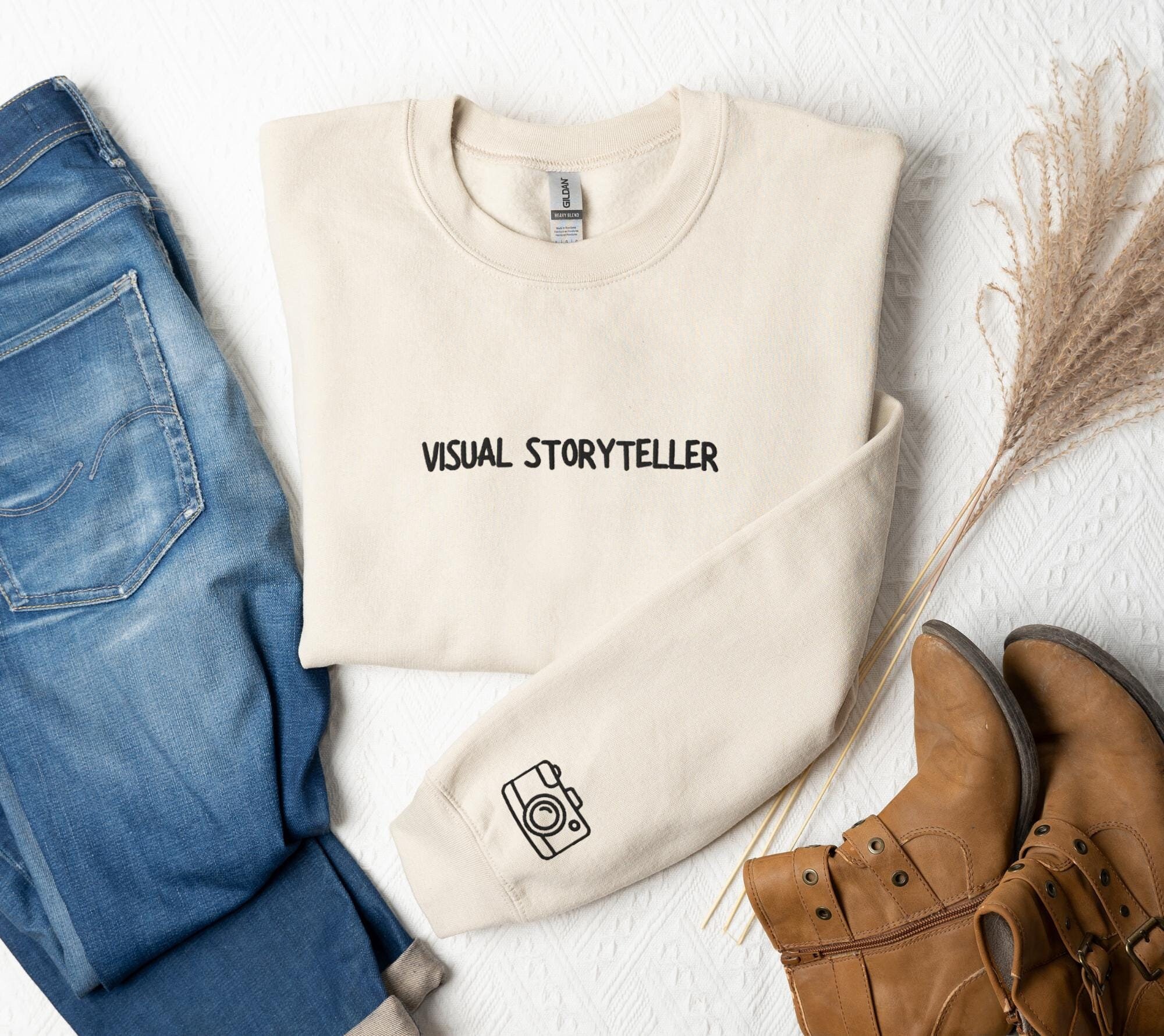 Sudadera bordada con texto en inglés Visual Storyteller, sudadera con cuello redondo para fotógrafo, regalo para fotógrafo, suéter con cámara fotográfica, regalo para artista