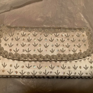 Pretty 1950s vintage white beaded evening clutch purse