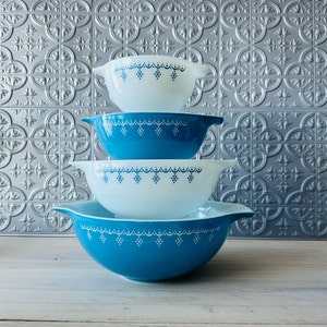 1970’s PYREX Snowflake Garland Cinderella Nesting Bowls - Set of 4