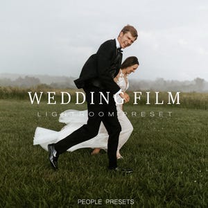 Puede incluir: Una pareja corriendo por un campo cubierto de hierba, el novio con un esmoquin negro y la novia con un vestido de novia blanco. La imagen tiene el texto "WEDDING FILM LIGHTROOM PRESET" y "PEOPLE PRESETS". La escena está nublada.