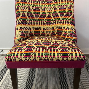 OTOMI PRINT Upcycled eklektischer Boho Akzentstuhl neu gepolstert mit authentischer mexikanischer Stickerei