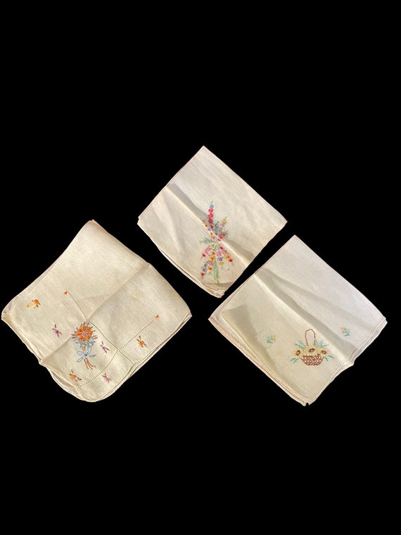 VTG hand embroidered handkerchiefs floral pattern 