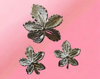 VTG Ensemble de broches et de boucles d'oreilles à clip en ton argent Sarah Coventry, motif feuille, signé