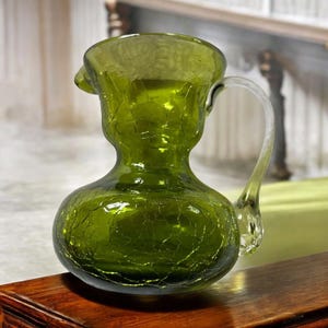 Mini brocca in vetro Pilgrim Glass soffiata a mano in vetro crackle verde avocado 3 1/2