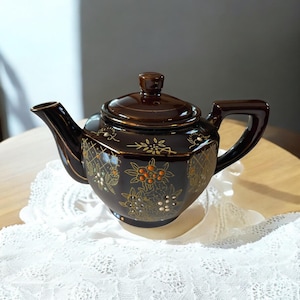 Moriage pattern Japanese red ware teapot