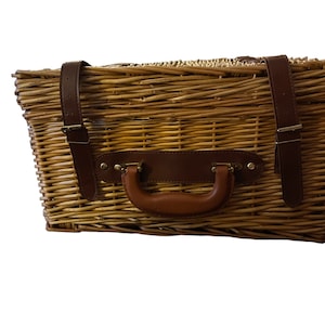 VTG Large Wicker picnic basket with accessories