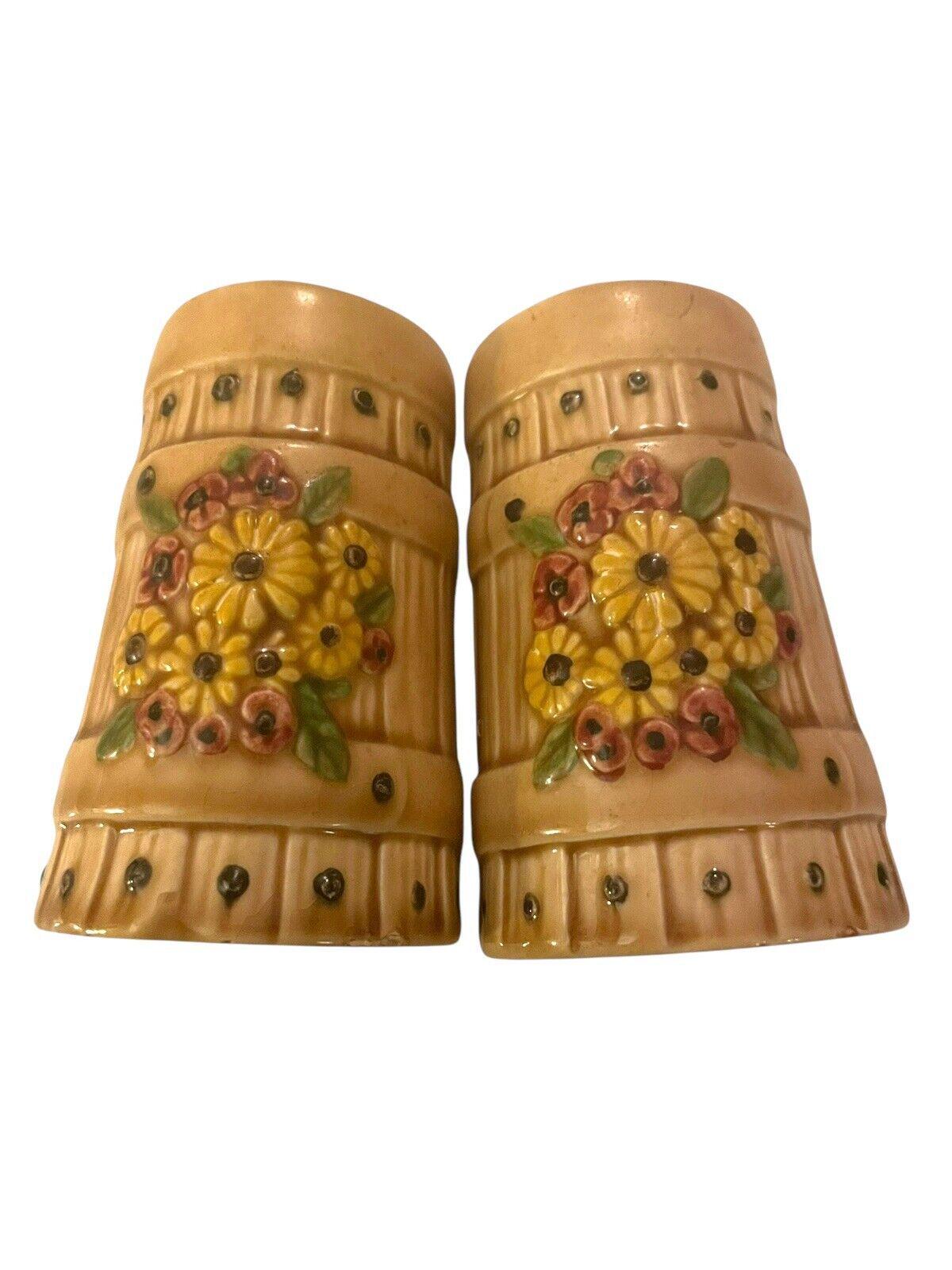 VTG Ceramic Salt And Pepper Shakers Barrel With Daisies Atlantic Mold 1970s