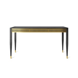 Puede incluir: Una mesa de comedor de madera negra con detalles dorados y tres cajones. La mesa tiene una tapa rectangular y cuatro patas.